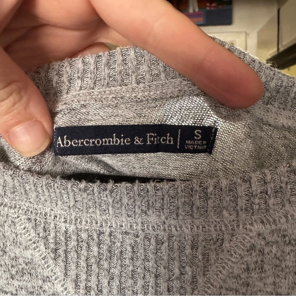 Abercrombie & Fitch Women's Small Gray Cropped Sweater - Picture 3 of 4